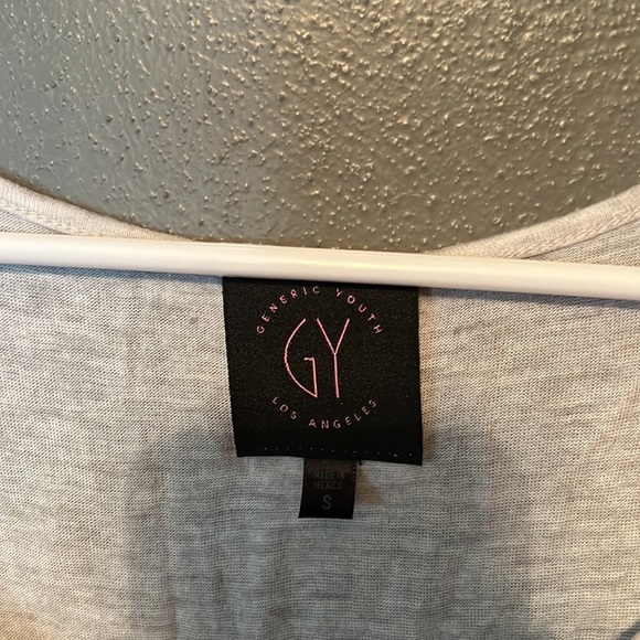 GY Shirt  very cool and flowing around the bottom - Picture 2 of 3